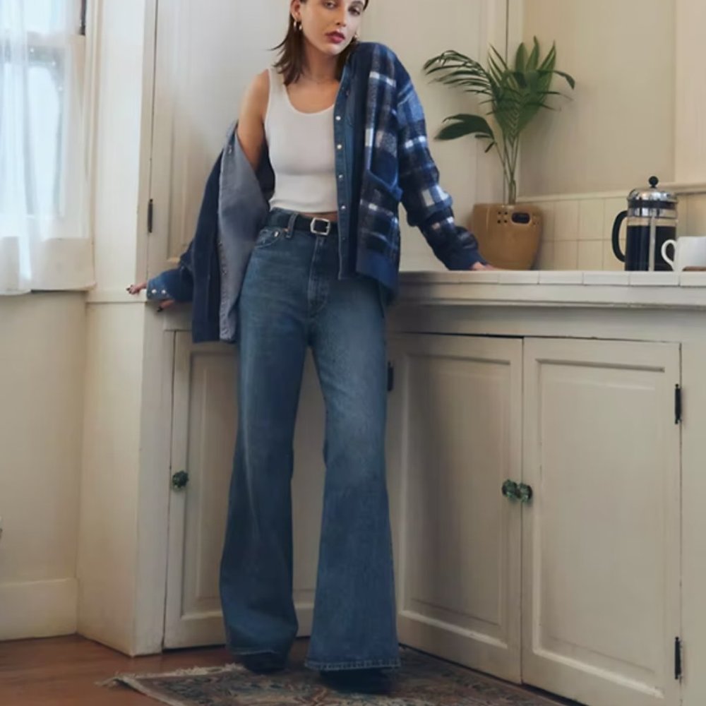 Brand NWT Levi's Ribcage Bell Denim (33 x 32)